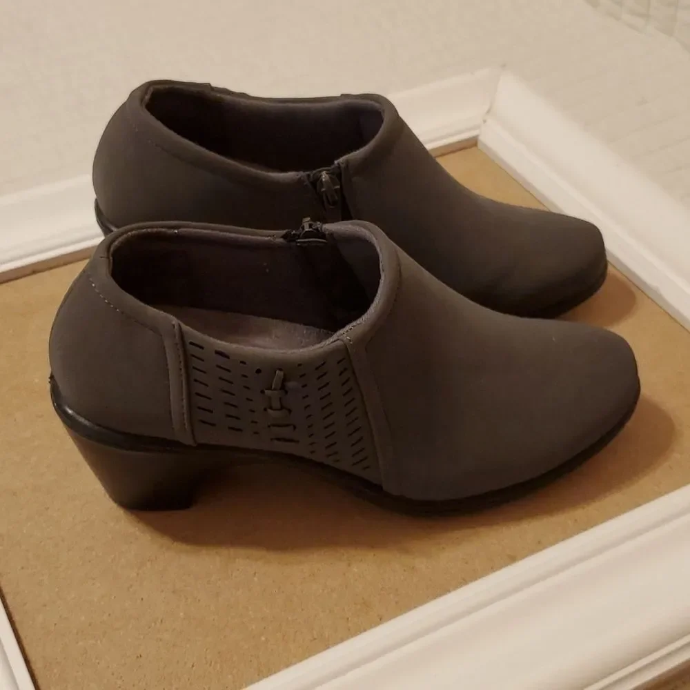 NWOT Easy Street gray ankle booties size 7 1/2 WW